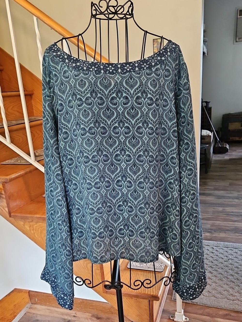 👚FINN & GRACE Long-Sleeve Blouse